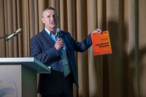 konferencia eFocus projektový manažment 2025, Petr Všetečka ukazuje knihu Projektové myslenie
