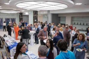 konferencia eFocus projektový manažment 2025, ludia sú v&nbsp;predsálí konferenčnej miestnosti a&nbsp;komunikujú medzi sebou